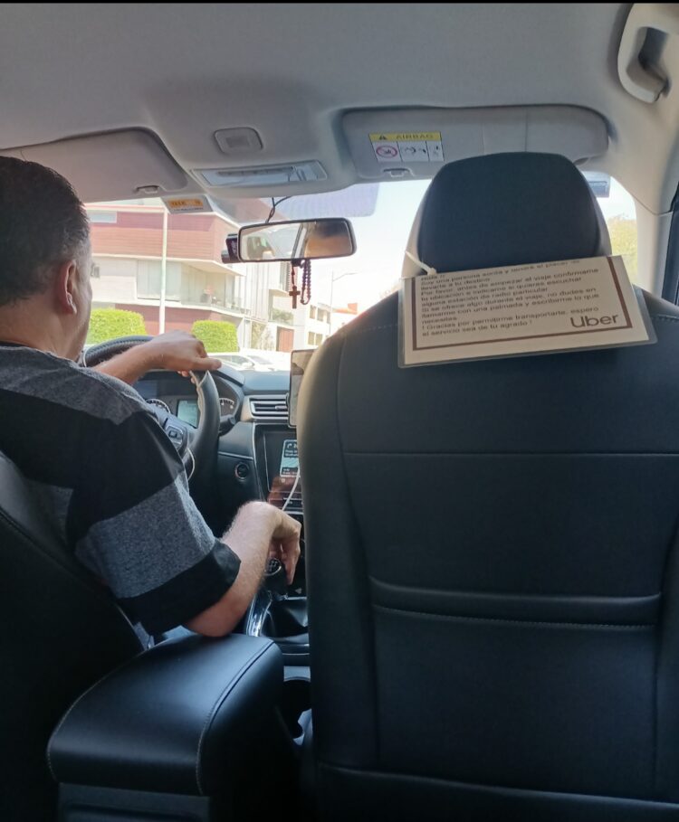 Un conductor de Uber con sordera: lucha cotidiana por sobrevivir