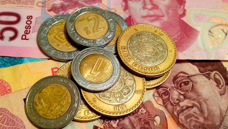 El peso mexicano comenzó la jornada con una depreciación frente al dólar, cotizando hasta en 20.44 unidades por billete verde.