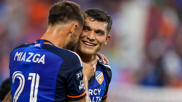 Brandon Vázquez no seguirá en Rayados