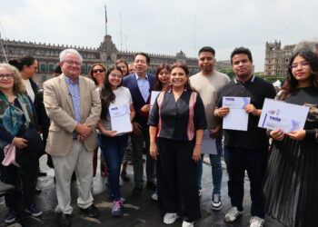 Entregan 10 mil apoyos de transporte a universitarios