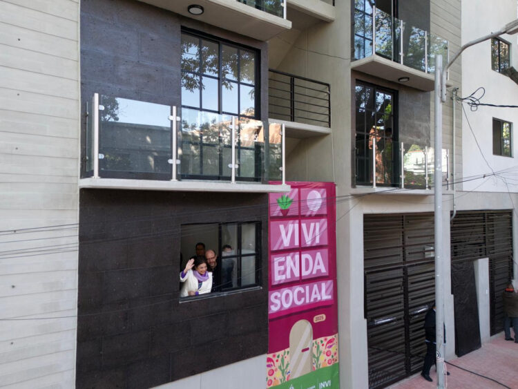 Brugada entrega 40 viviendas en la Miguel Hidalgo