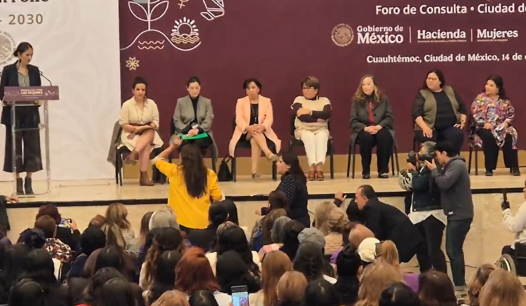 Entre «gritos y sombrerazos», Brugada propone una “gran agenda” para las mujeres