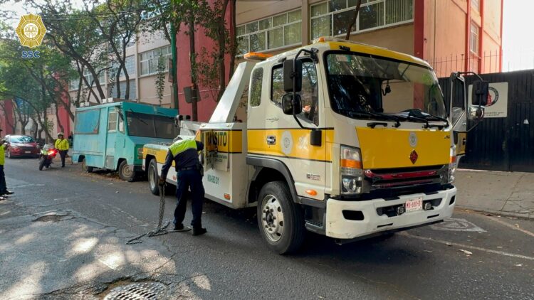 Retiran 13 autos «chatarra» de calles en Benito Juárez