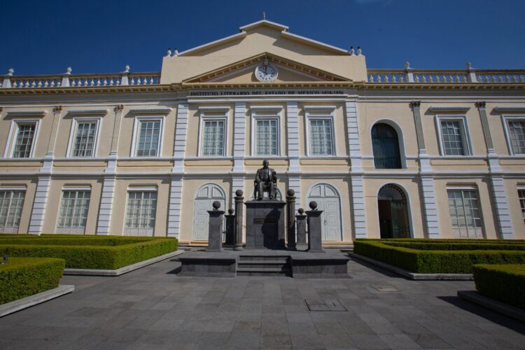 UAEMex Reducirá Cuotas Escolares y Ampliará Cobertura Educativa en 2025