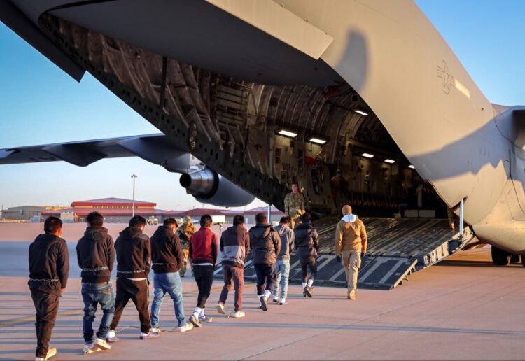 Inician vuelos de deportaciones en la nueva era Trump