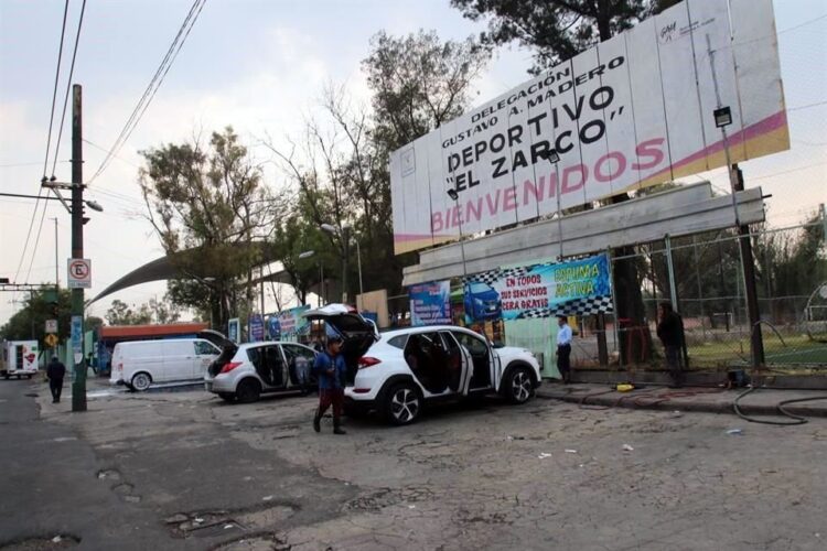 Congreso busca poner fin al negocio ilegal del lavado de autos en calles
