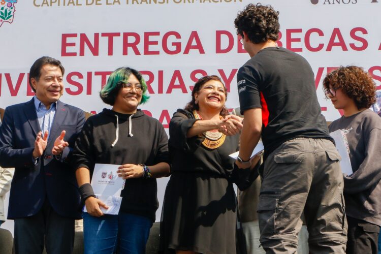Más de 50 mil estudiantes universitarios reciben apoyo para transporte en CDMX