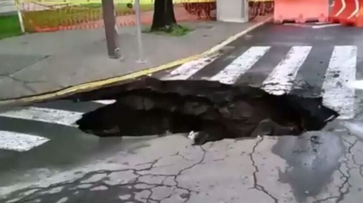 Nuevo socavón colapsa vialidad en Eje 8 Sur