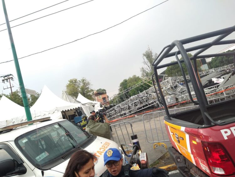 Se reporta la caída de la estructura de un escenario en la explanada de la alcaldía Gustavo A. Madero, en la CDMX.