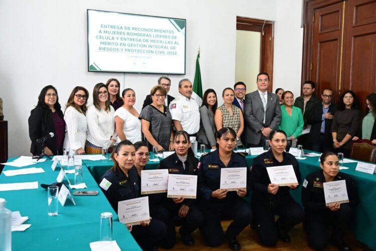 Mujeres bomberas rompen estereotipos en la CDMX