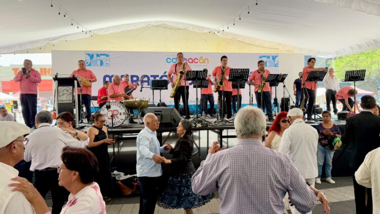 Rompen récord con danzón en Coyoacán