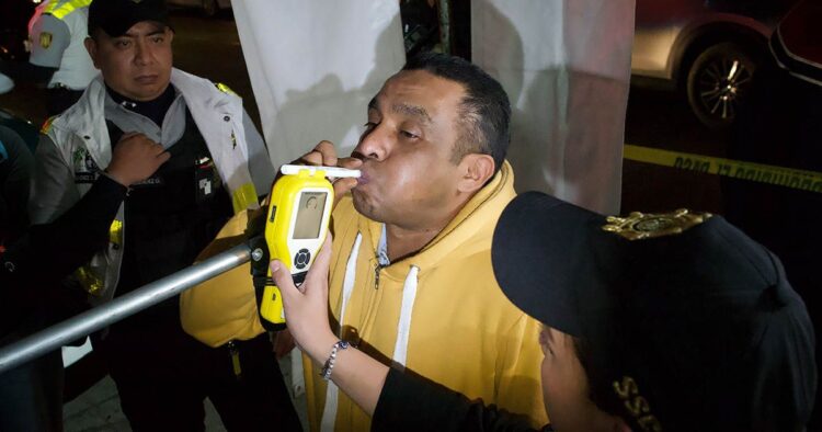 Alcoholímetro en antros, proponen en Congreso CDMX