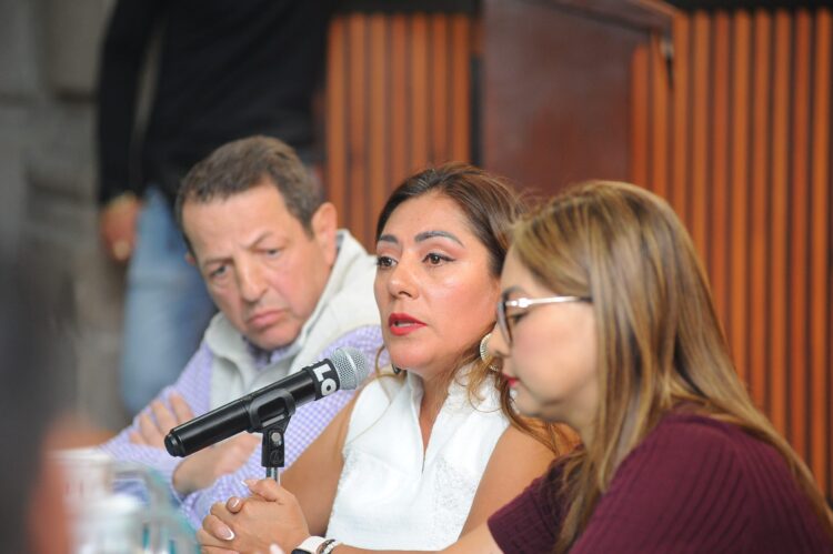 Firman acuerdo Congreso CDMX y locatarios de mercados públicos