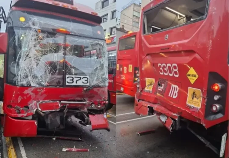 Chocan dos Metrobuses bajo puente de Xola y dejan 12 heridos