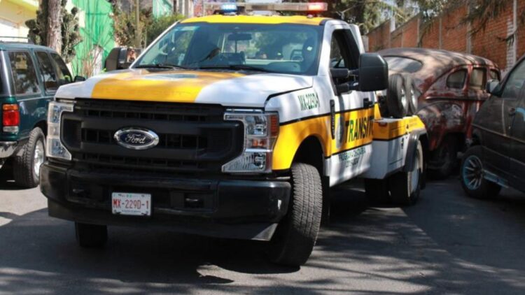 Autos abandonados saturan calles de CDMX