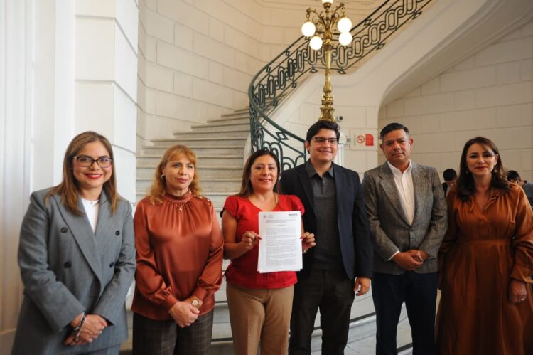 Morena firma «acuerdo» para frenar uso político de mercados