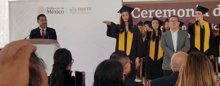 Martí Batres celebra graduación de estudiantes de la Escuela de Dietética y Nutrición del ISSSTE