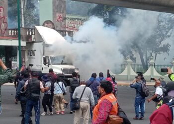 Protesta por Ayotzinapa deja saldo de camión incendiado frente al Campo Militar 1