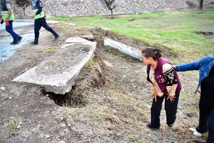 Aparece grieta en el bajo puente La Concordia en Iztapalapa; autoridades restringen tránsito