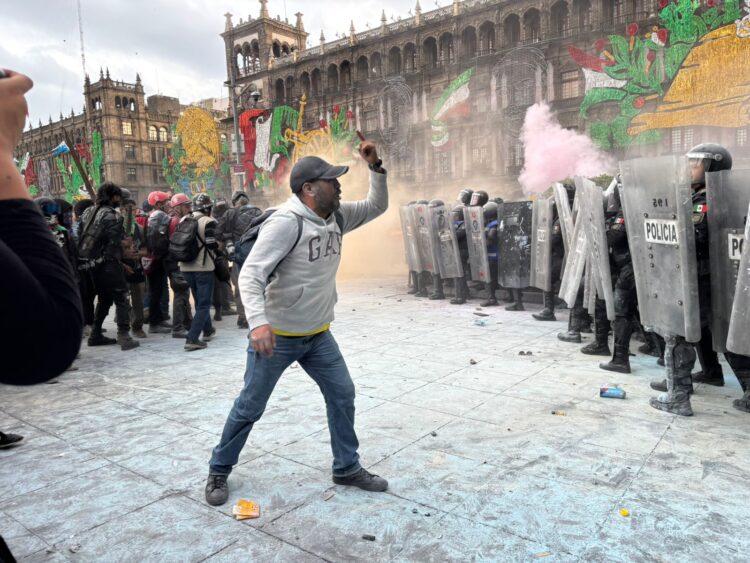 Diputado de Morena condena ataques de anarquistas a policías en marcha del 2 de octubre