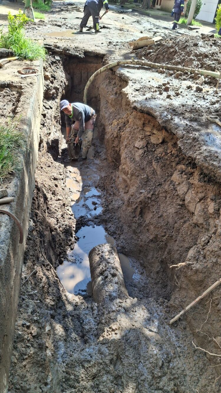 Fuga de agua afecta a colonia Portales