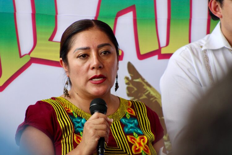 Xóchitl Bravo respalda informe de Claudia Sheinbaum ante un Zócalo lleno