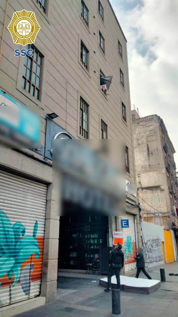 Saltó del hotel… y mordió al poli