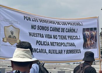 Policías capitalinos protestan frente a Palacio Nacional por compañeros lesionados el 2 de octubre