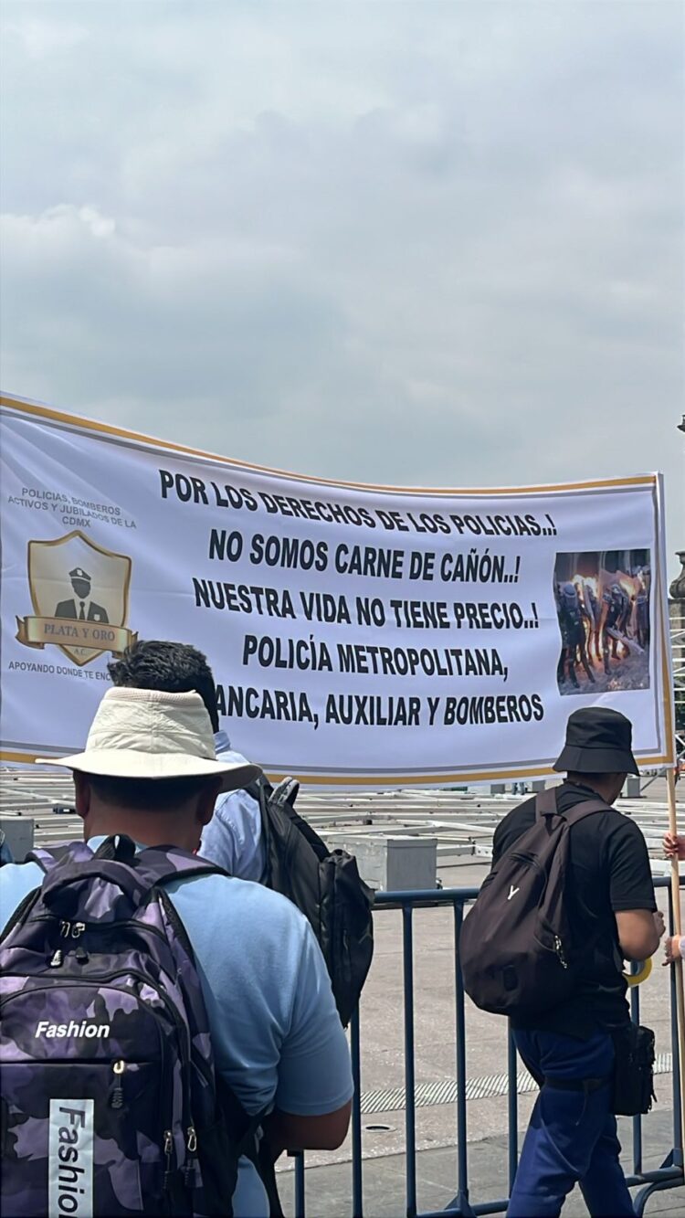 Policías capitalinos protestan frente a Palacio Nacional por compañeros lesionados el 2 de octubre