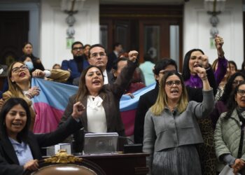 Diputados de Morena revientan la sesión 