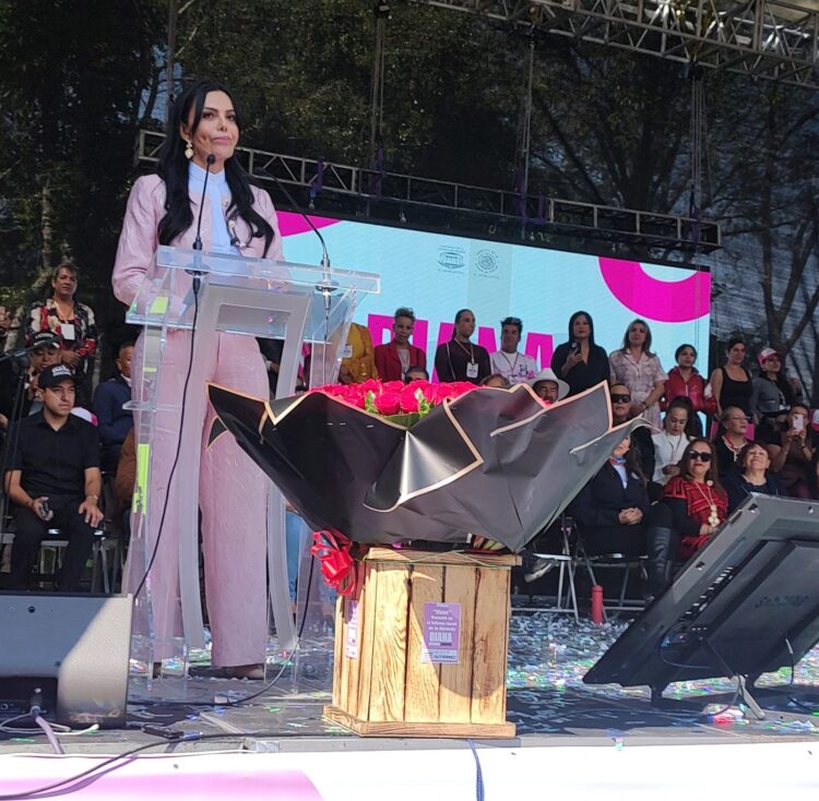 Vecinos arropan a Diana Sánchez Barrios durante su Primer Informe Legislativo