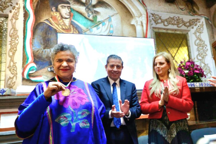 Beatriz Paredes Rangel recibe medalla al Mérito «Manuel Aguilera Gómez»