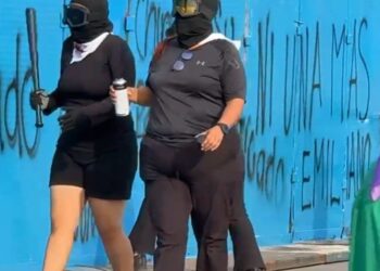 Un «ejército» para mil mujeres: Gobierno presume calma, ignora crisis