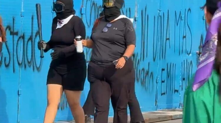 Un «ejército» para mil mujeres: Gobierno presume calma, ignora crisis