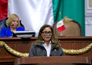 López Casarín en órbita mientras los vecinos en el abandono