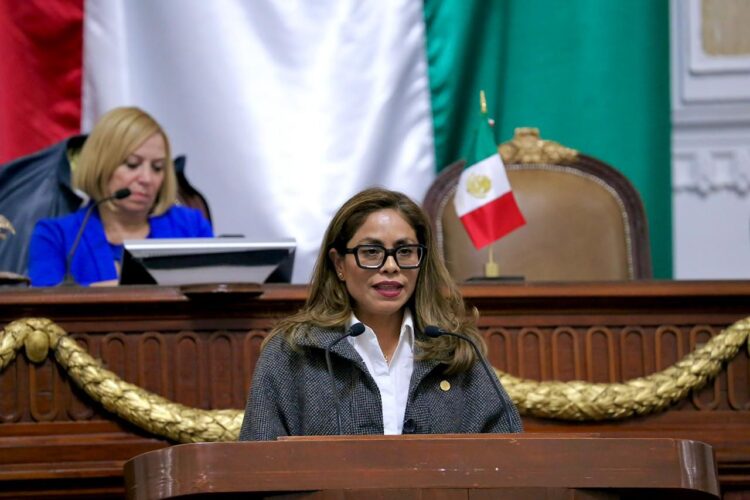 López Casarín en órbita mientras los vecinos en el abandono