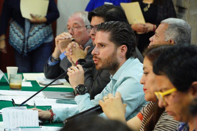 Congreso de la CDMX premia a rescatistas y activistas que salvan animales del abandono