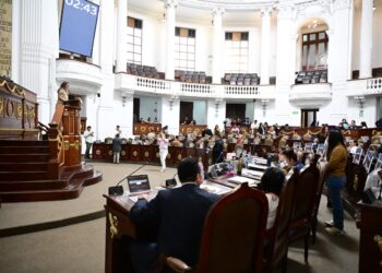 Lluvia de medallas en el Congreso CDMX: reconocen méritos, pero crecen críticas por “simulación legislativa”