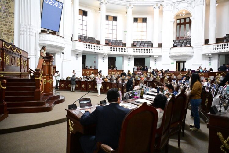 Lluvia de medallas en el Congreso CDMX: reconocen méritos, pero crecen críticas por “simulación legislativa”