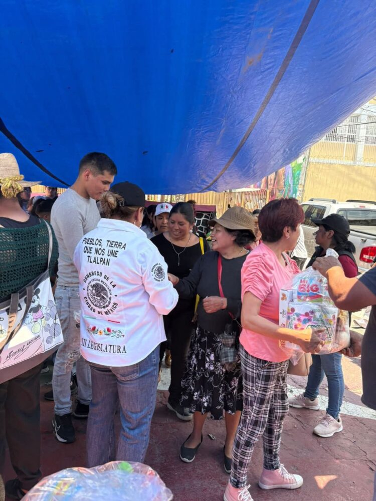 Reconoce Paulina Pérez a madres, niñas y niños de San Miguel Xicalco