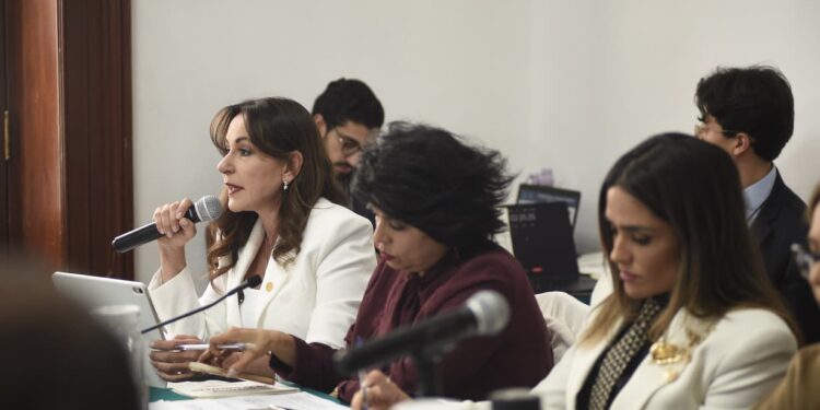 Cuestionan a Rojo de la Vega por publicidad y gentrificación