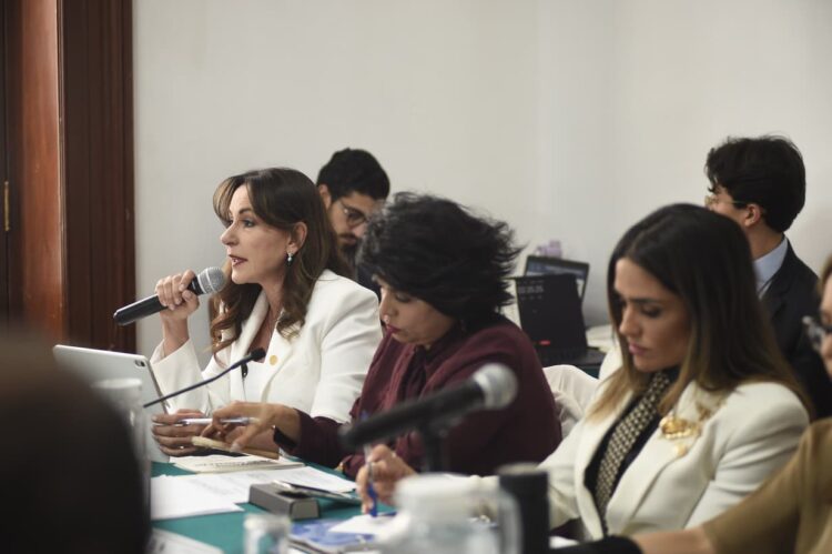 Cuestionan a Rojo de la Vega por publicidad y gentrificación