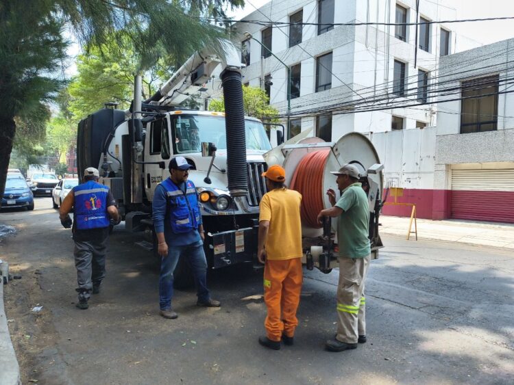 Cuauhtémoc limpia drenaje en la Doctores antes de las lluvias