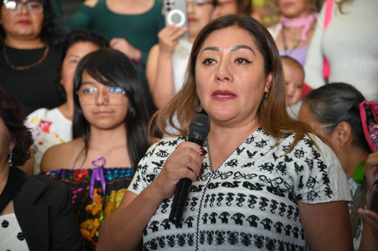 Xóchitl Bravo reivindica mujeres indígenas y diversidad con murales en el Congreso CDMX
