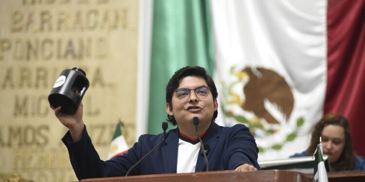Morena pide a la UIF investigar finanzas del PAN