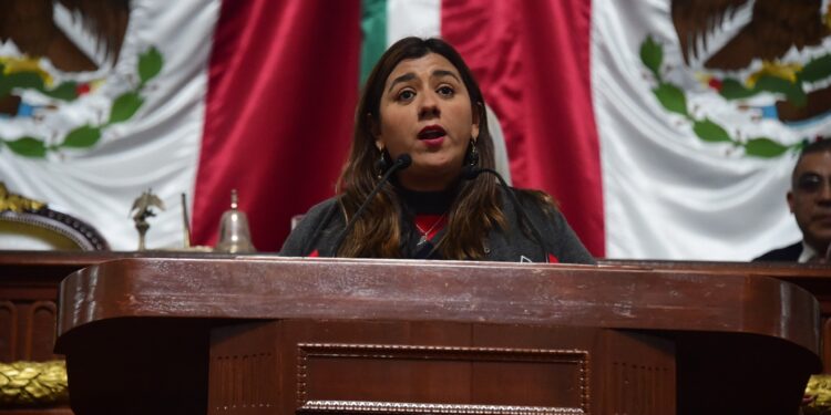 Daniela Álvarez exige respeto en tribuna