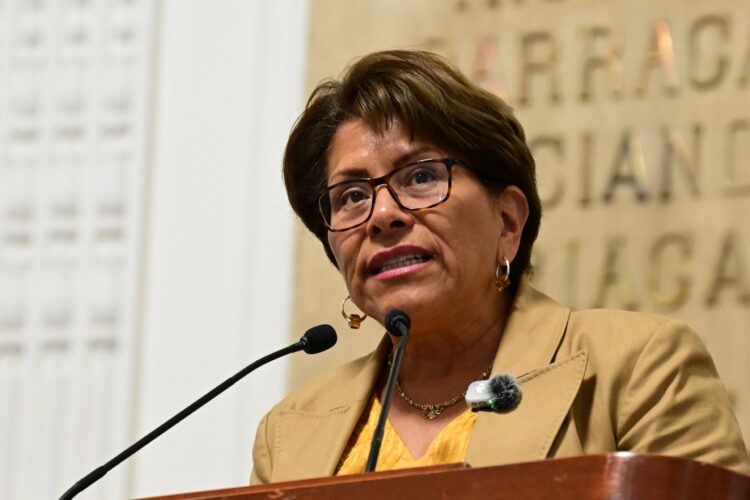 Martha Avila cuestiona la expulsión por rentas